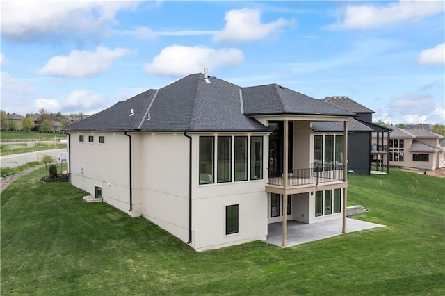 1816 NE Lashbrook Cir, Lees Summit, MO 64086 - back of house featuring a yard, a patio area, a sunroom, and a shingled roof