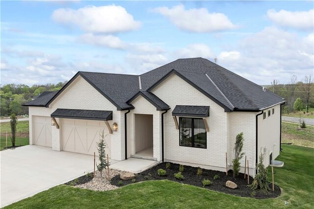 1816 NE Lashbrook Cir, Lees Summit, MO 64086 - modern farmhouse style home with a front lawn, driveway, a shingled roof, an attached garage, and brick siding