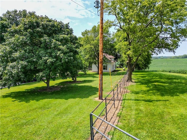 view of yard featuring a rural view