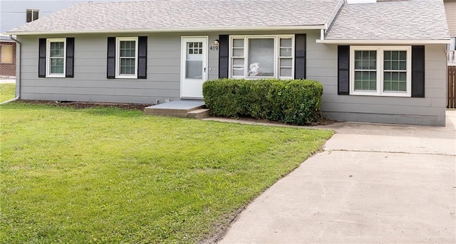 ranch-style home featuring a front lawn