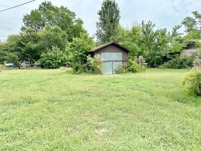 view of yard with a storage shed