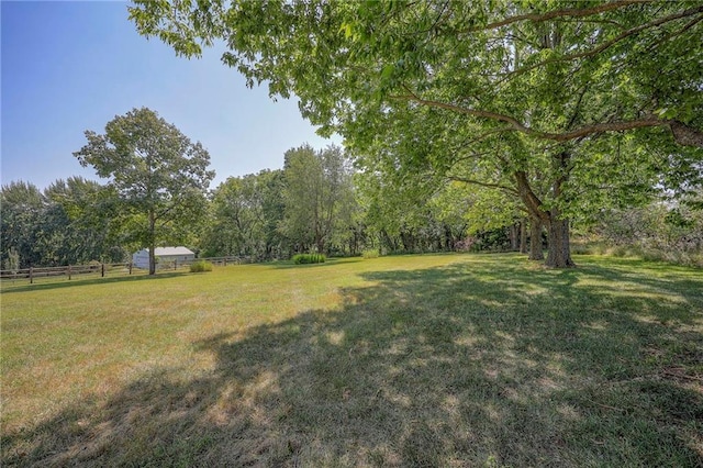 view of yard featuring a rural view