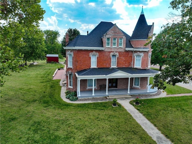 view of front facade with a front lawn