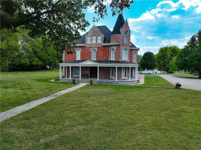 view of front of property with a front lawn