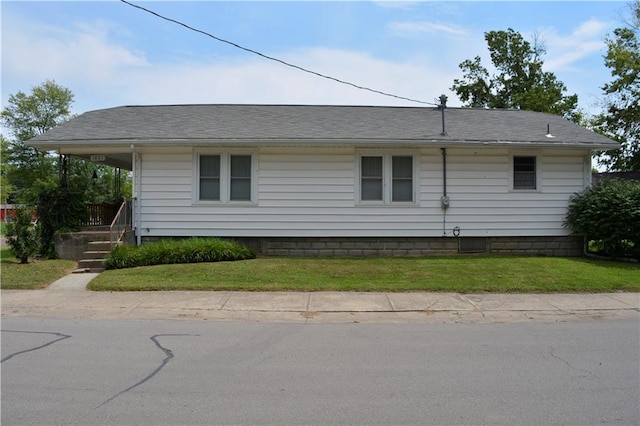 view of front facade with a front yard