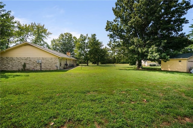 view of yard with an outbuilding