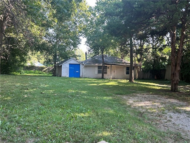 view of yard with a storage unit