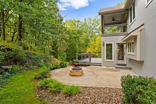 view of patio featuring ceiling fan and a fire pit