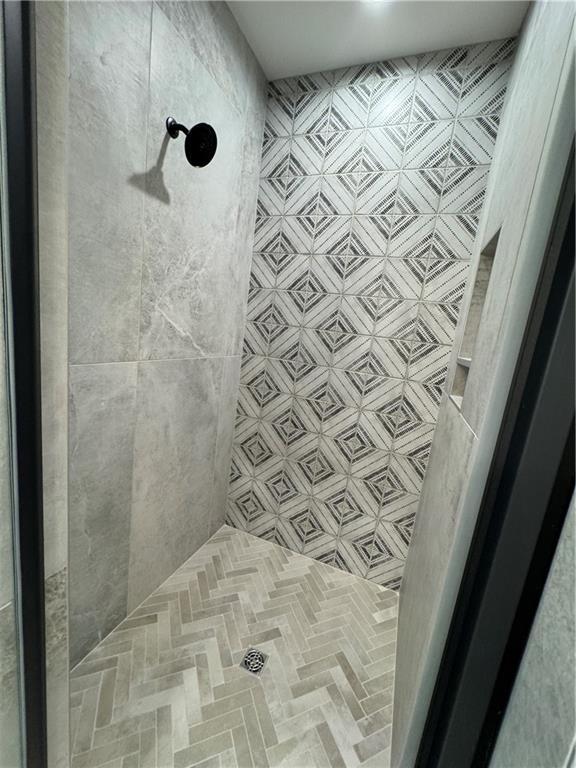 bathroom featuring tiled shower