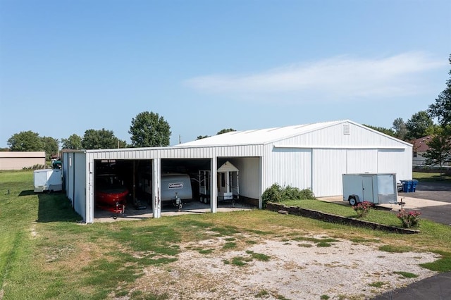 view of outbuilding featuring a carport and a lawn