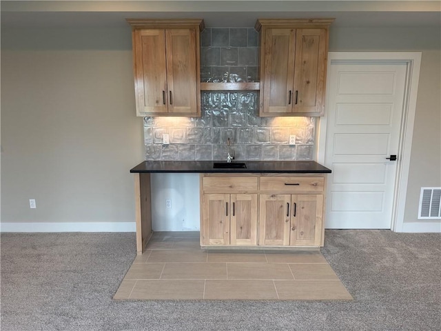 bar featuring sink, light colored carpet, and backsplash