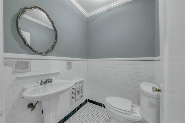 bathroom featuring crown molding, tile walls, tile patterned floors, and toilet