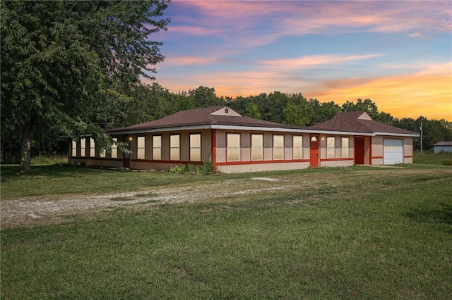 view of front of home featuring a lawn