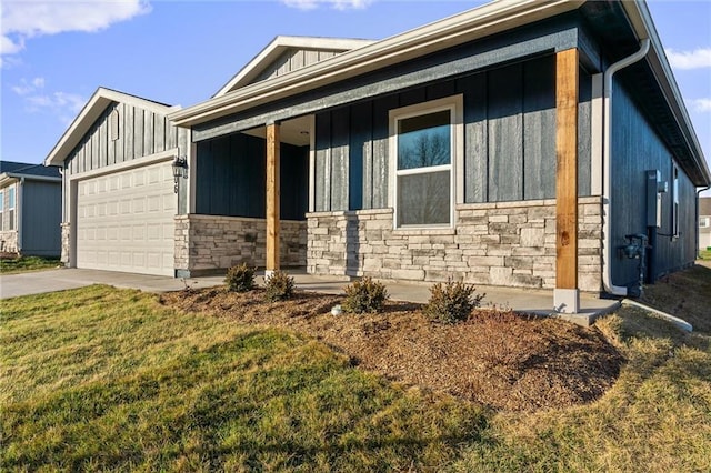 view of front of house featuring a garage and a front yard