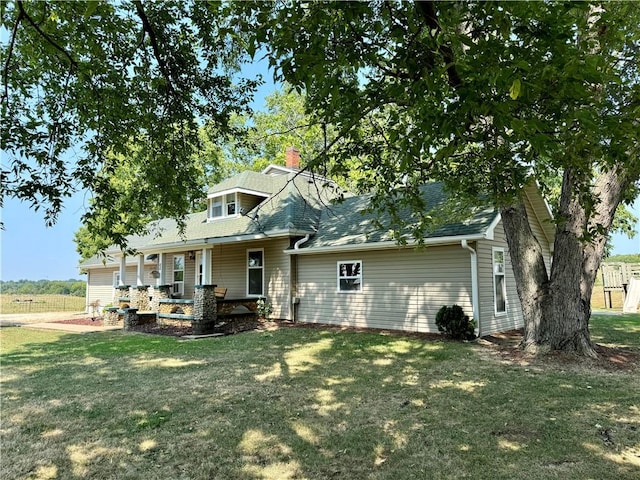 back of house featuring a lawn