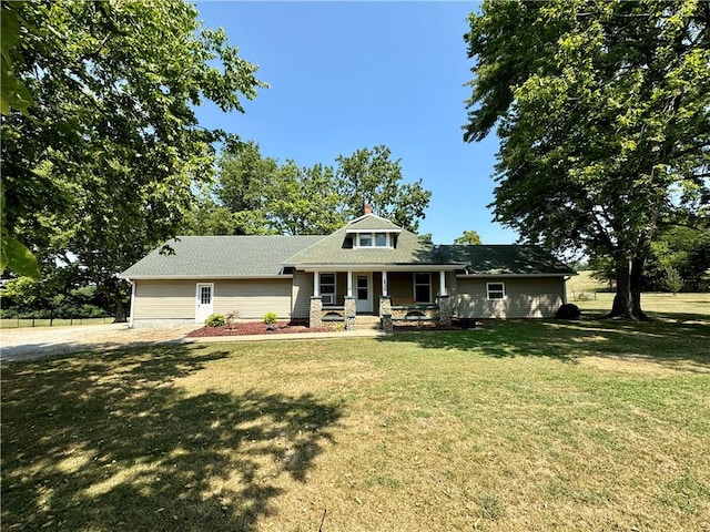 view of front facade with a front yard