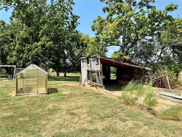 view of yard featuring an outdoor structure