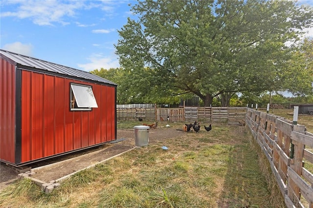 view of yard featuring a shed