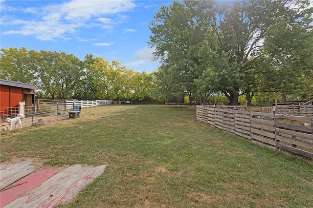 view of yard featuring an outbuilding