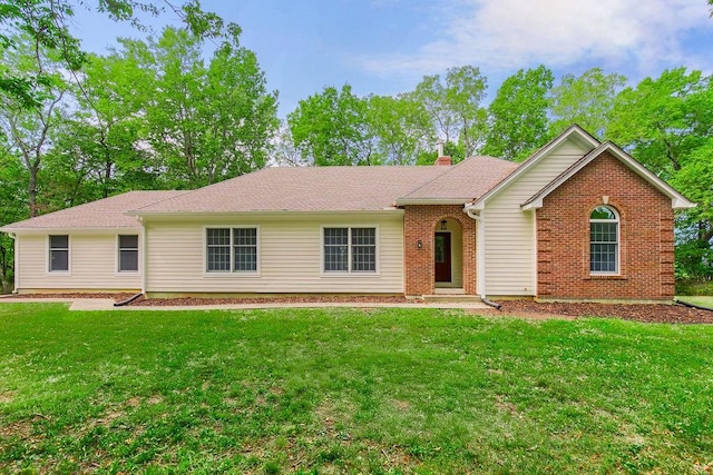 ranch-style house featuring a front yard