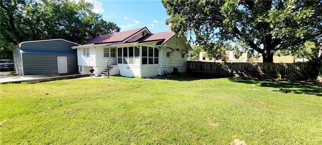 view of yard featuring a shed