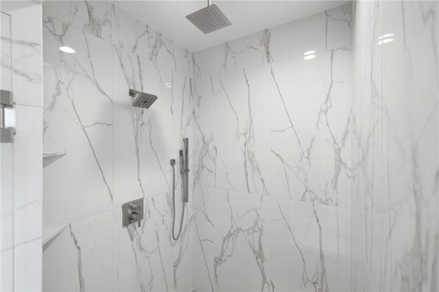 room details featuring a tile shower