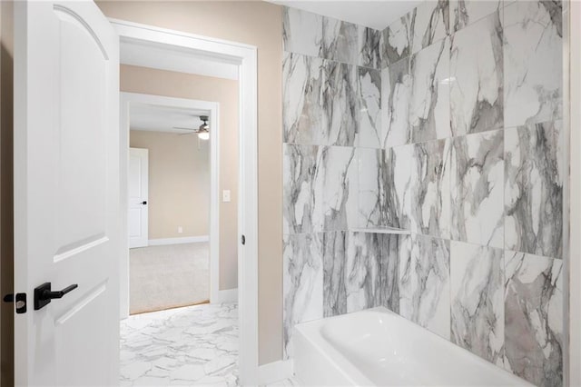 bathroom featuring ceiling fan and tiled shower / bath