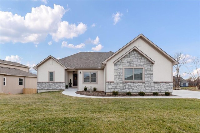 single story home featuring a front lawn