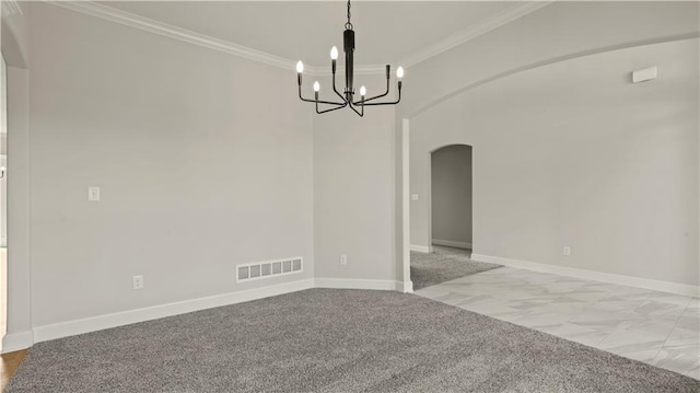 spare room featuring light colored carpet, ornamental molding, and a chandelier