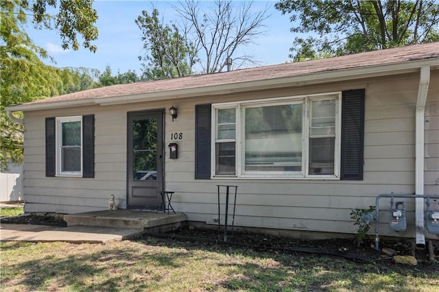 ranch-style house featuring a front lawn