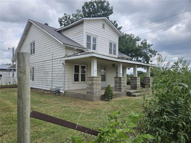 view of front facade featuring a front yard and a porch