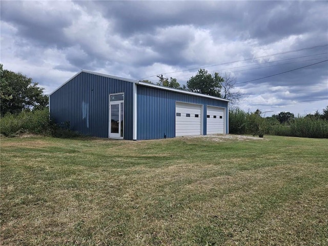 view of outdoor structure featuring a garage and a yard