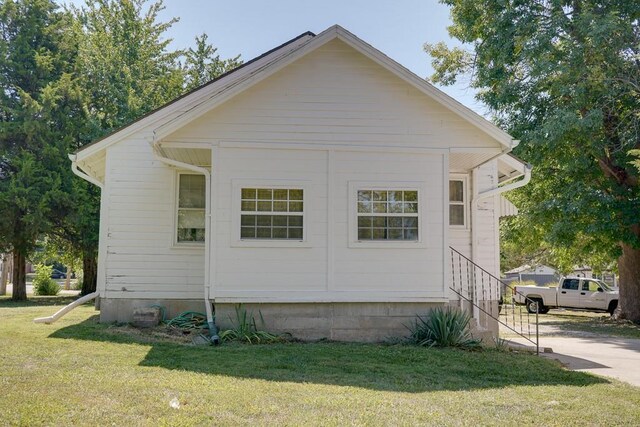 1040 Stone Ave, Independence, MO 64055 - view of side of home featuring a yard