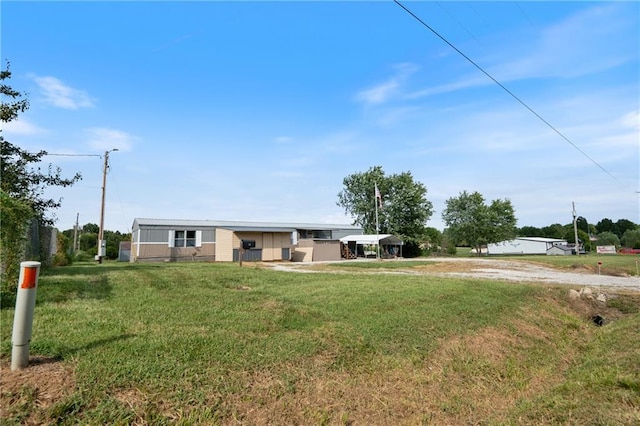 view of yard with dirt driveway