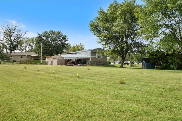 view of yard with an outbuilding