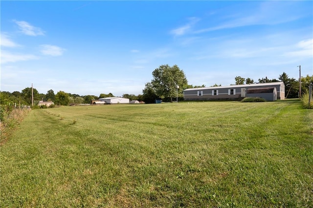 view of yard featuring a rural view