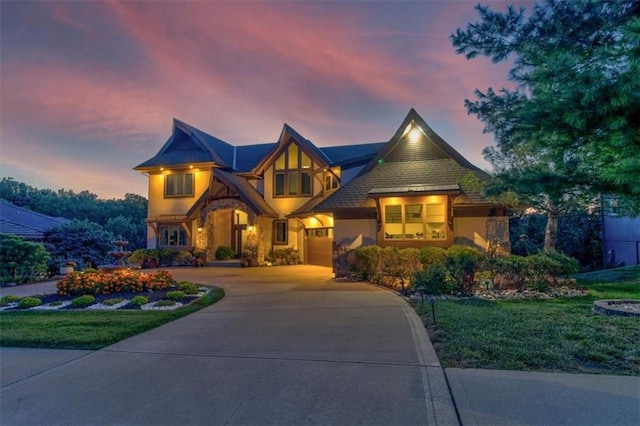 view of front of property featuring a yard