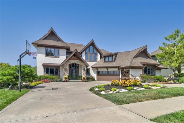 view of front facade featuring a front lawn