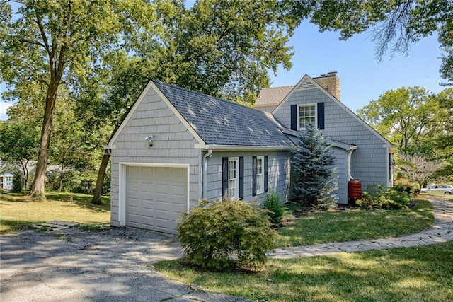 view of front facade featuring a garage and a front yard