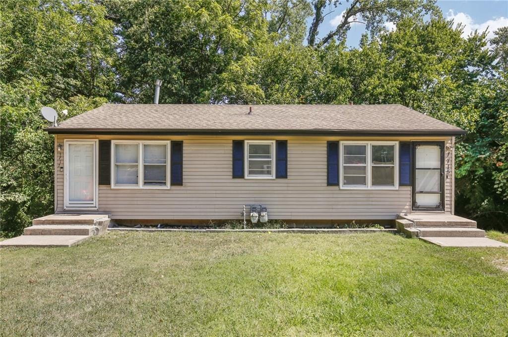 view of front of property featuring a front lawn