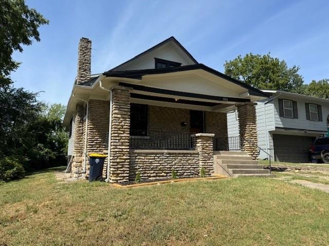 view of front facade featuring a front yard