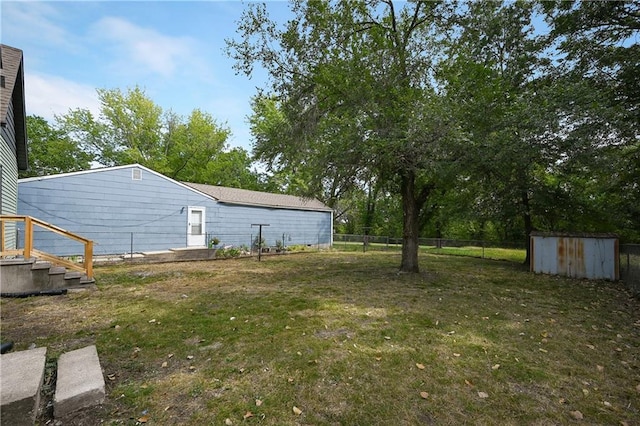 view of yard with a storage unit