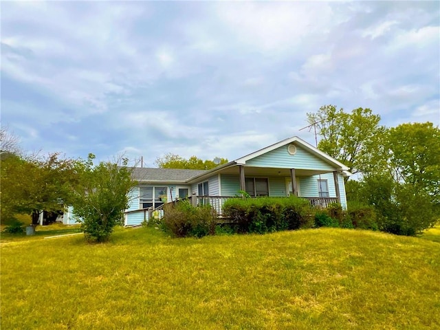 view of front facade with a front lawn and covered porch