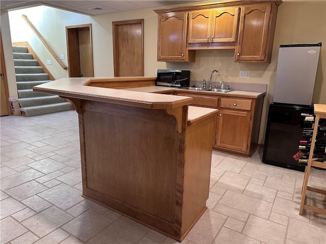 kitchen featuring sink and a kitchen breakfast bar