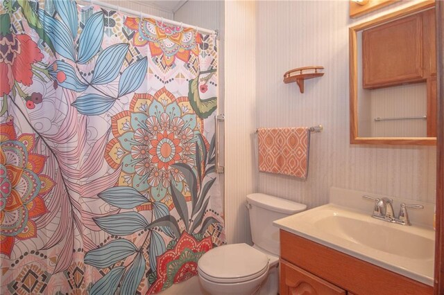 bathroom with vanity, toilet, and a shower with shower curtain