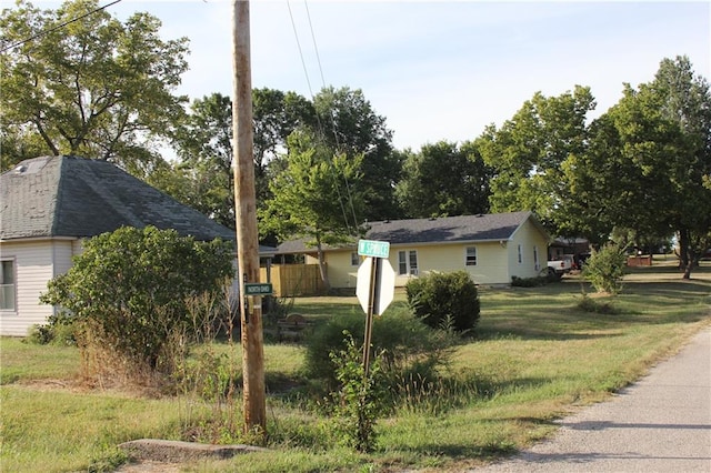 view of front facade with a front lawn