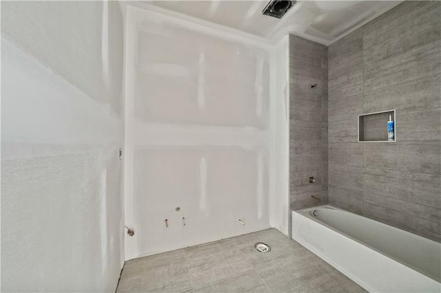 bathroom with tiled shower / bath