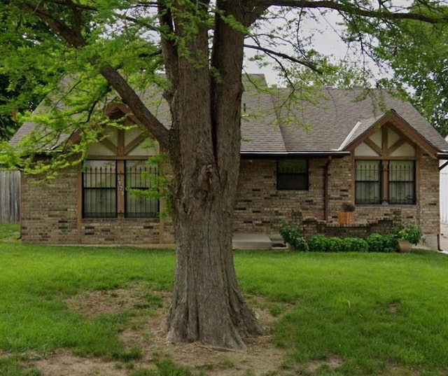 view of front facade with a front yard