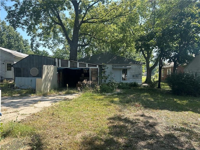 view of yard featuring an outdoor structure