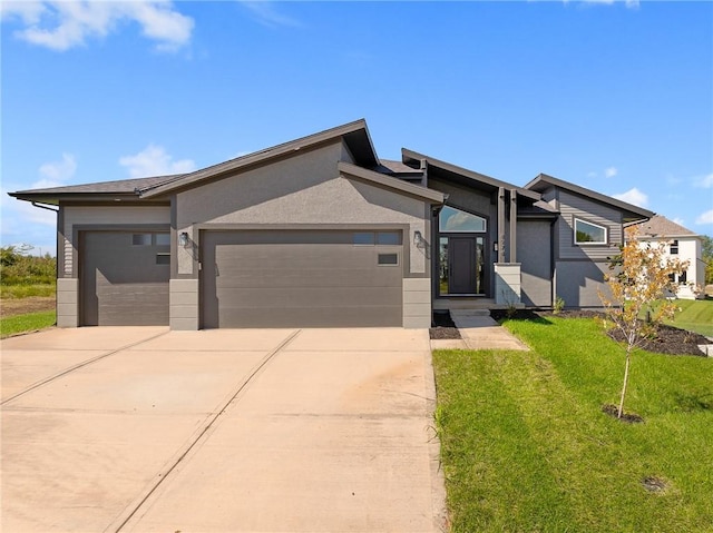 view of front of property featuring a garage and a front yard